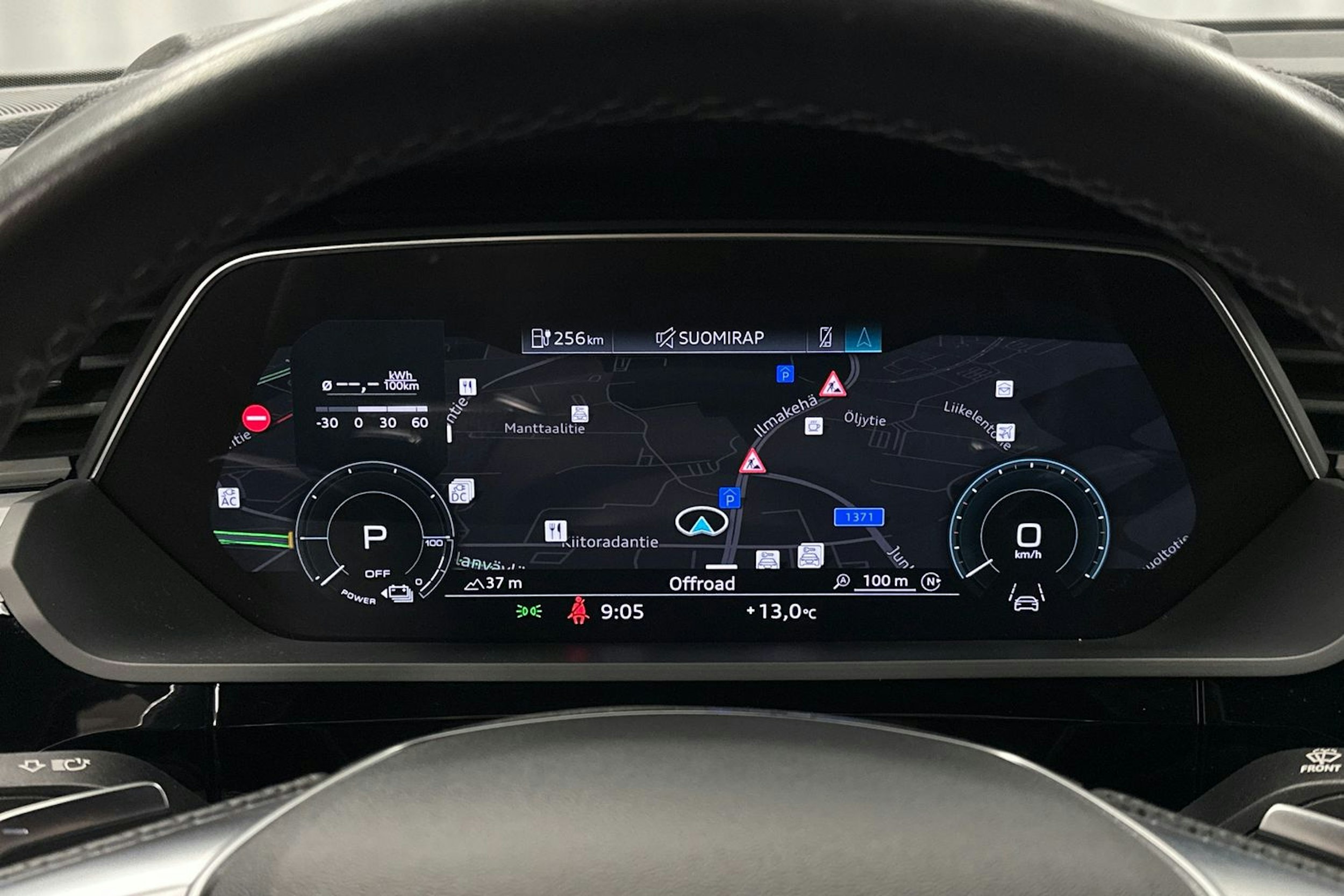 harmaa Audi e-tron 2023 kuva 19.
