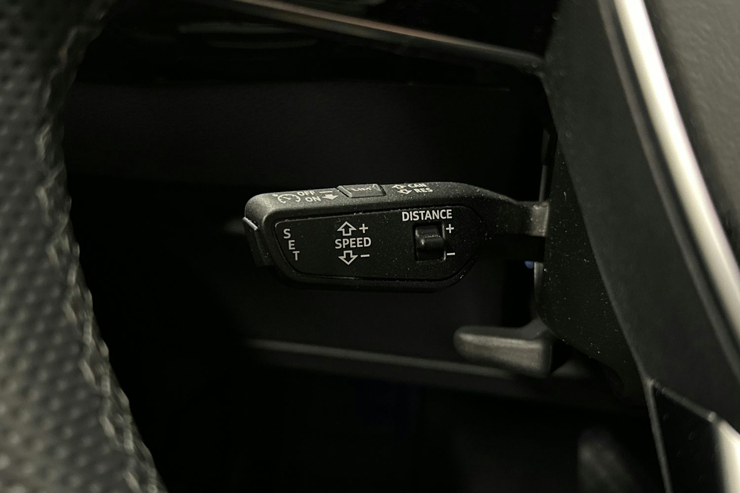 harmaa Audi e-tron 2023 kuva 20.