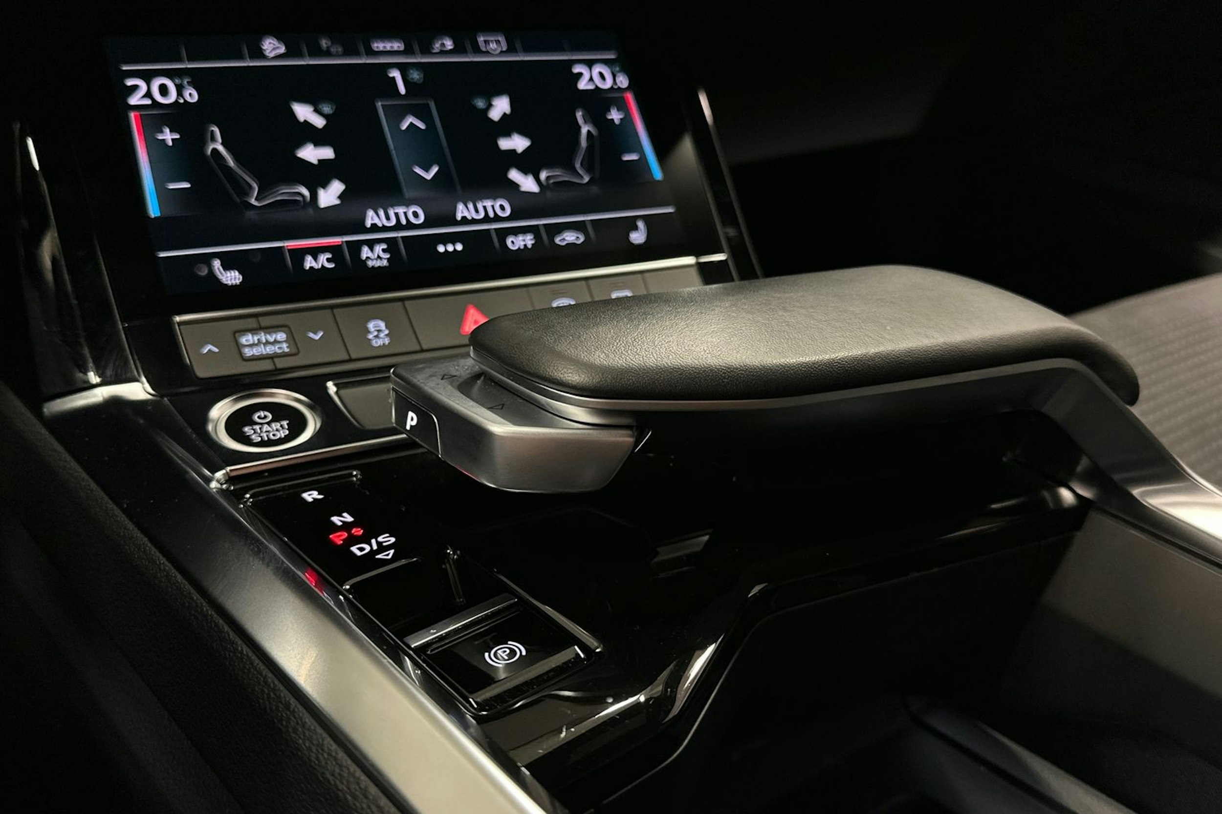 harmaa Audi e-tron 2023 kuva 21.