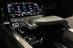 harmaa Audi e-tron 2023 kuva 21.
