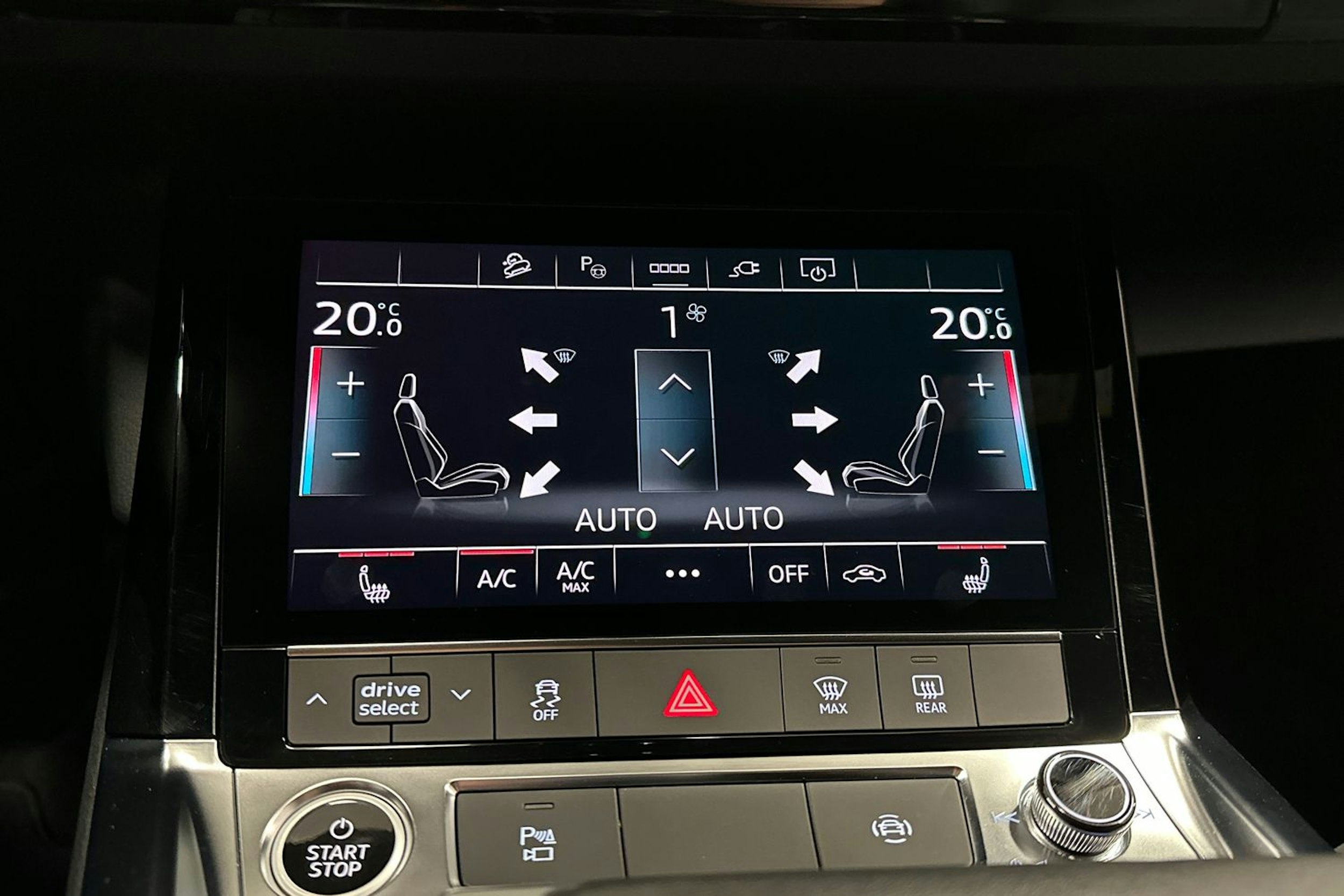 harmaa Audi e-tron 2023 kuva 22.