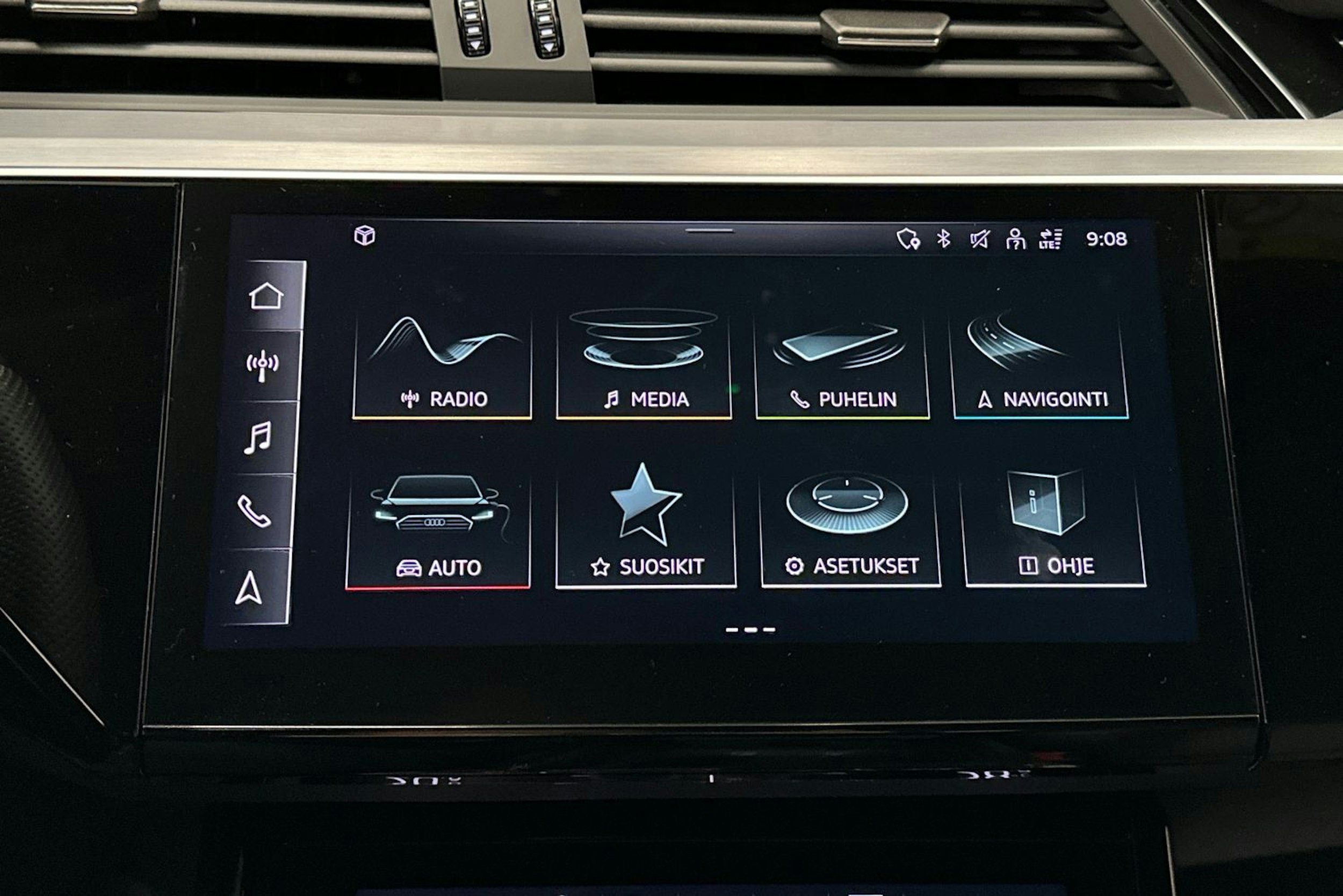 harmaa Audi e-tron 2023 kuva 23.