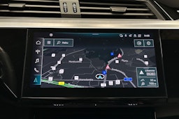harmaa Audi e-tron 2023 kuva 24.