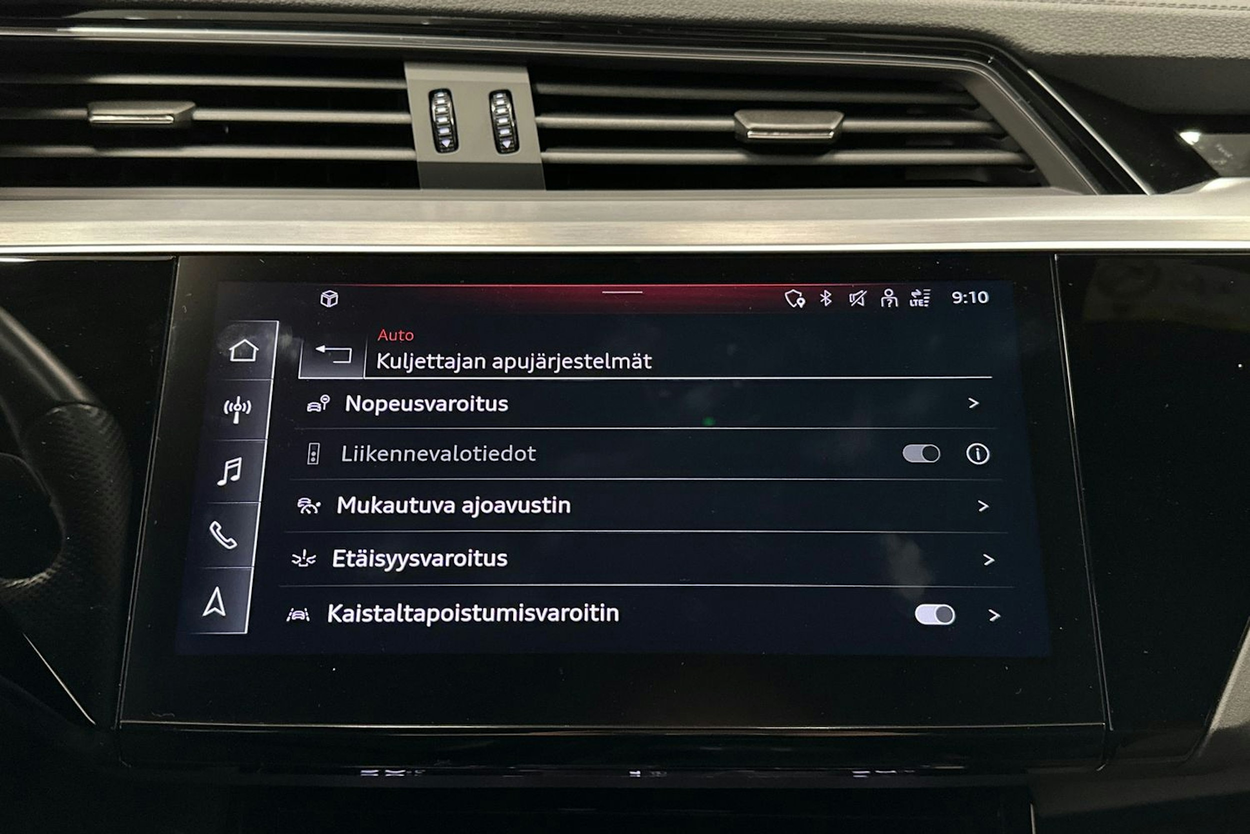 harmaa Audi e-tron 2023 kuva 26.