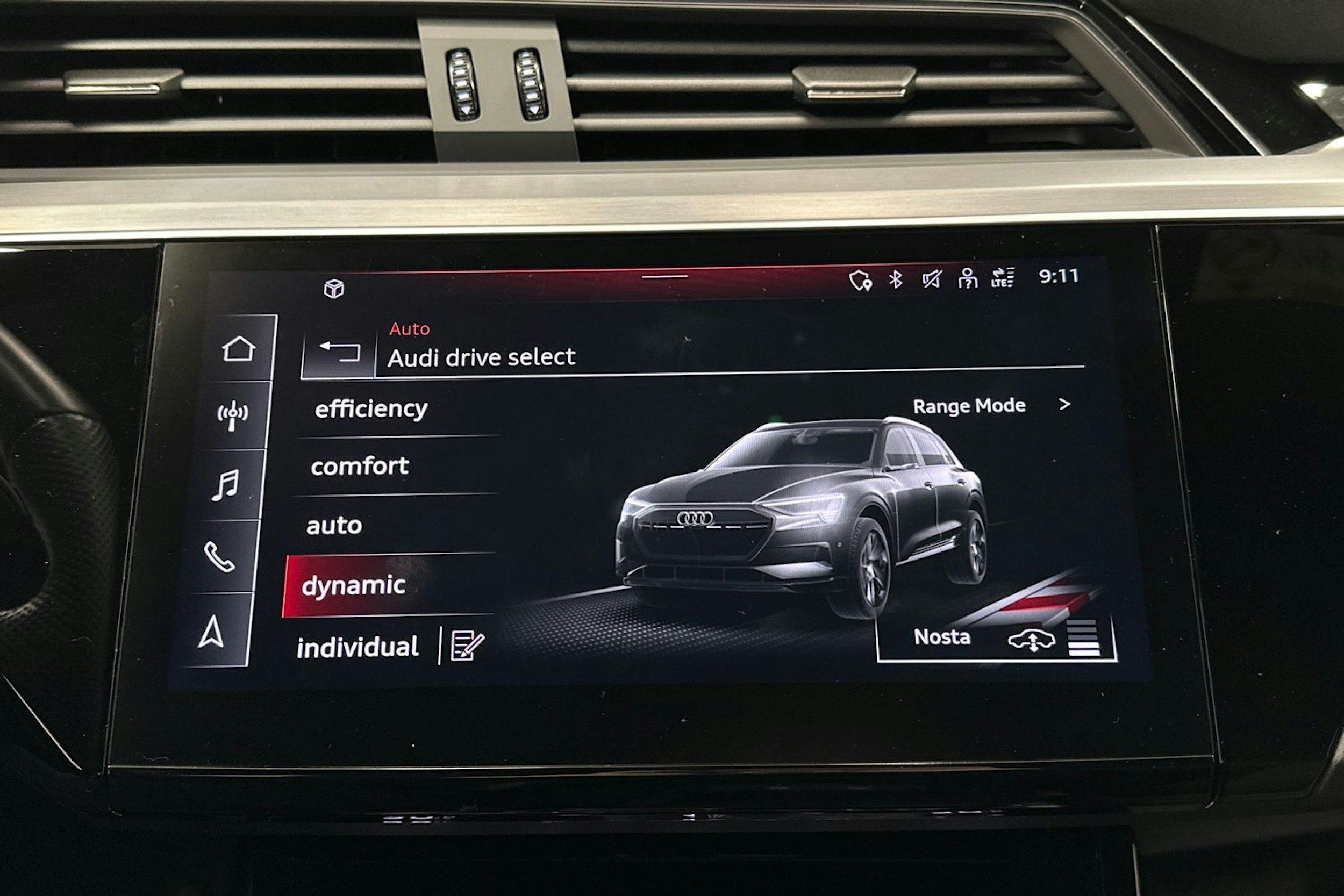 harmaa Audi e-tron 2023 kuva 28.