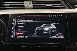 harmaa Audi e-tron 2023 kuva 28.