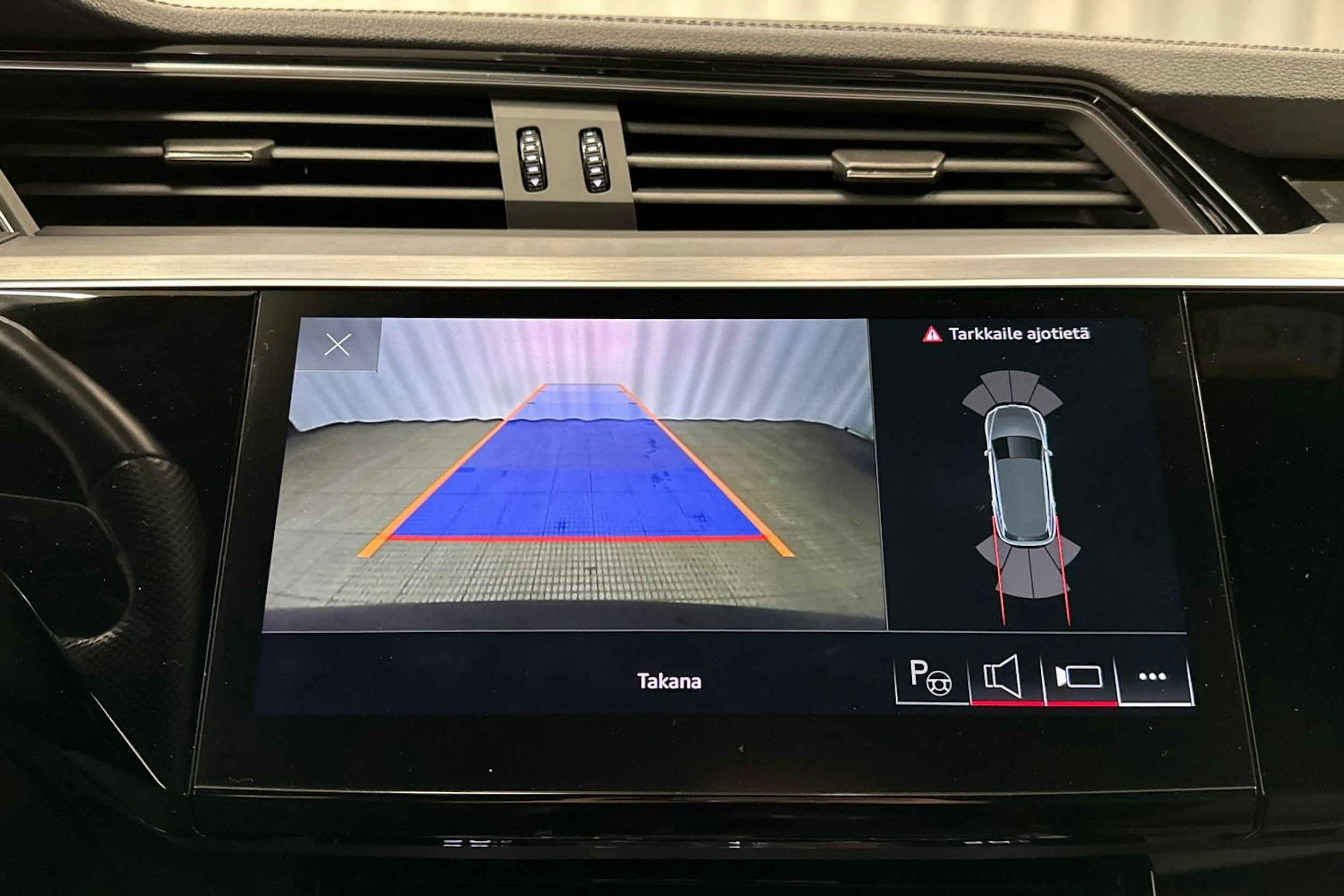 harmaa Audi e-tron 2023 kuva 30.