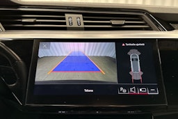 harmaa Audi e-tron 2023 kuva 30.