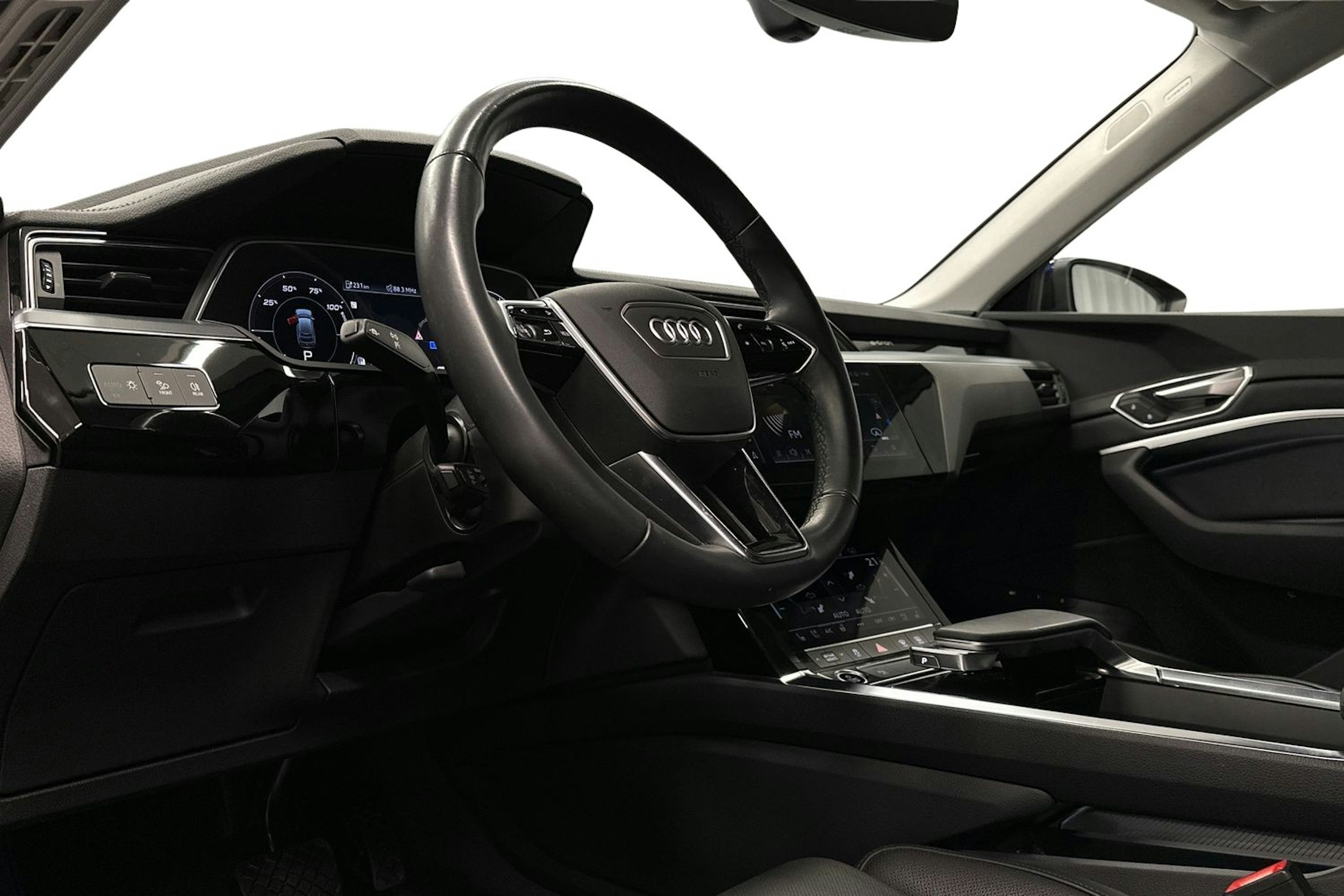 met. sininen Audi e-tron 2023 kuva 7.
