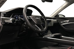met. sininen Audi e-tron 2023 kuva 7.