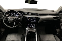 met. sininen Audi e-tron 2023 kuva 9.