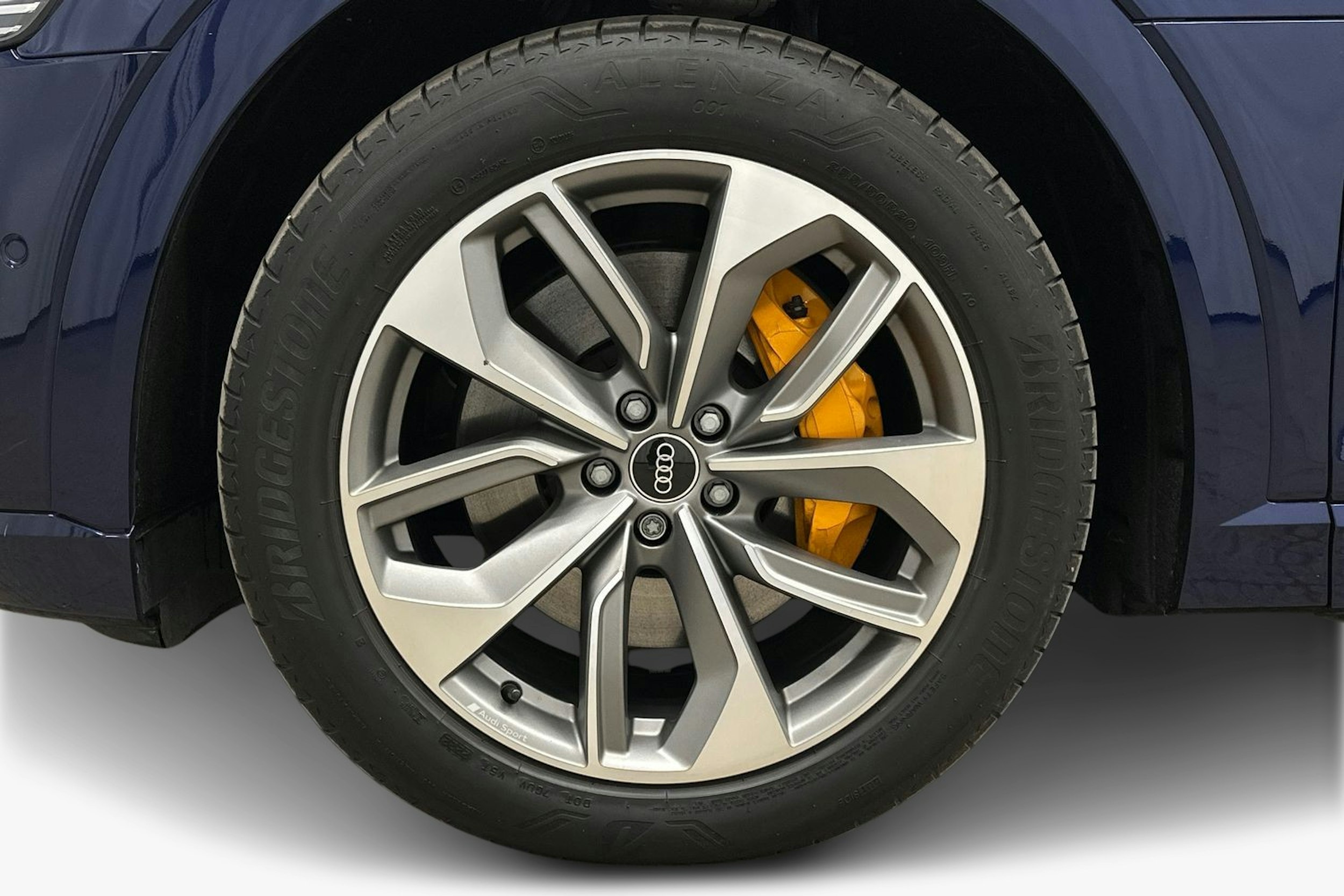 met. sininen Audi e-tron 2023 kuva 11.