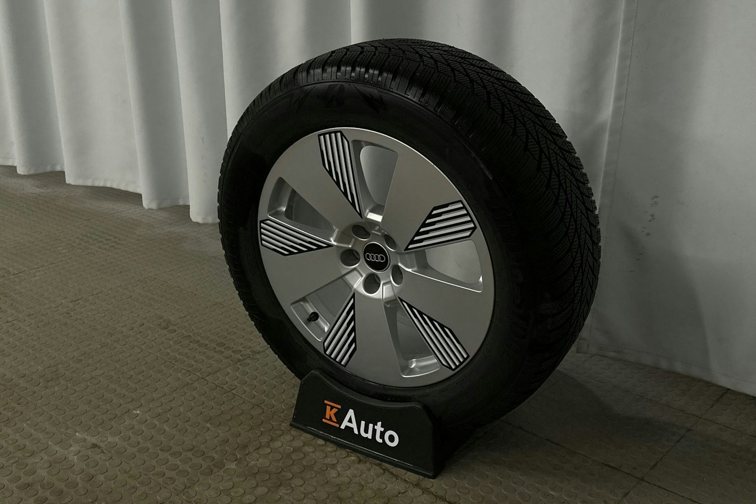 met. sininen Audi e-tron 2023 kuva 12.