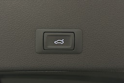 met. sininen Audi e-tron 2023 kuva 14.