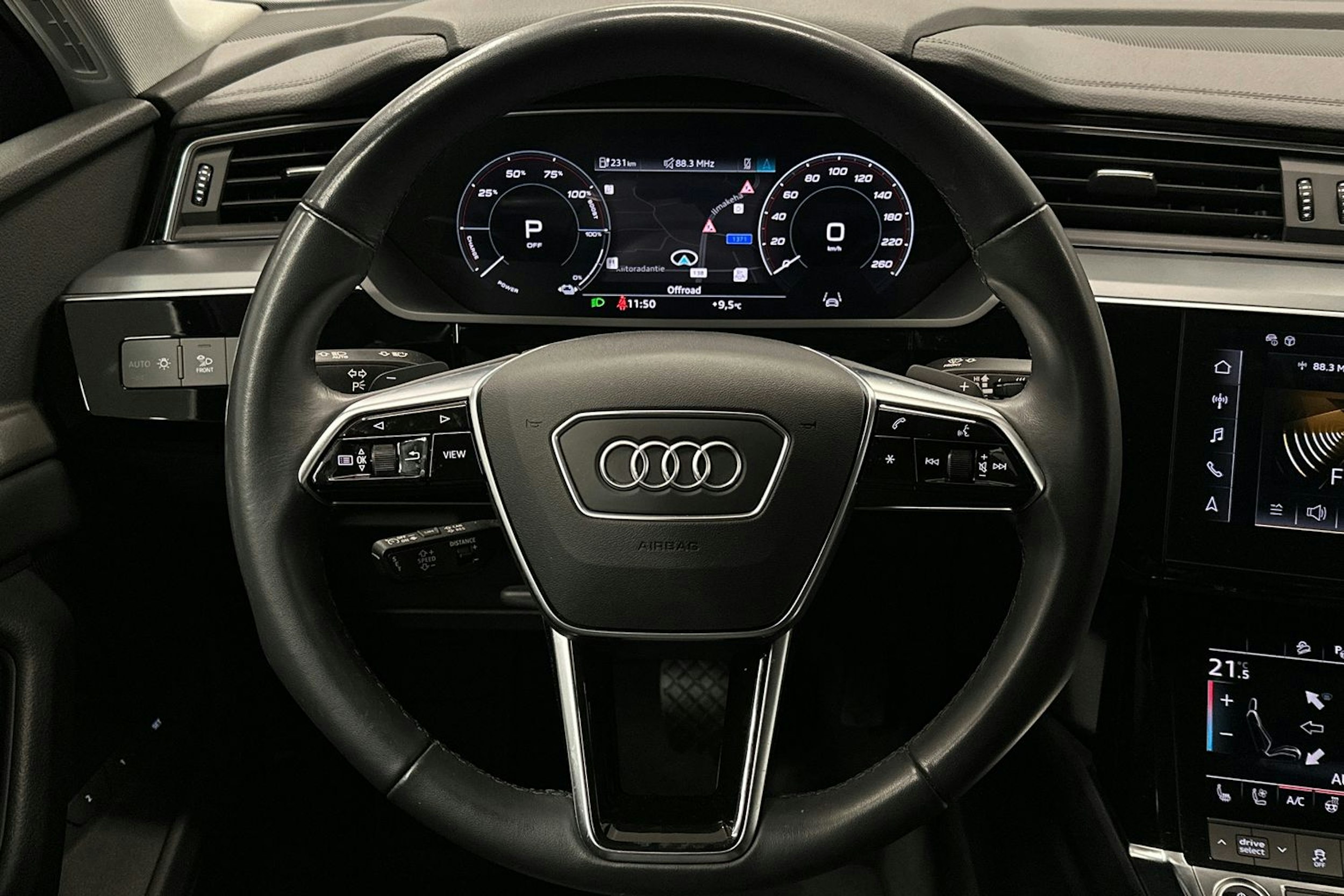 met. sininen Audi e-tron 2023 kuva 15.