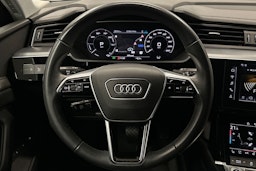 met. sininen Audi e-tron 2023 kuva 15.