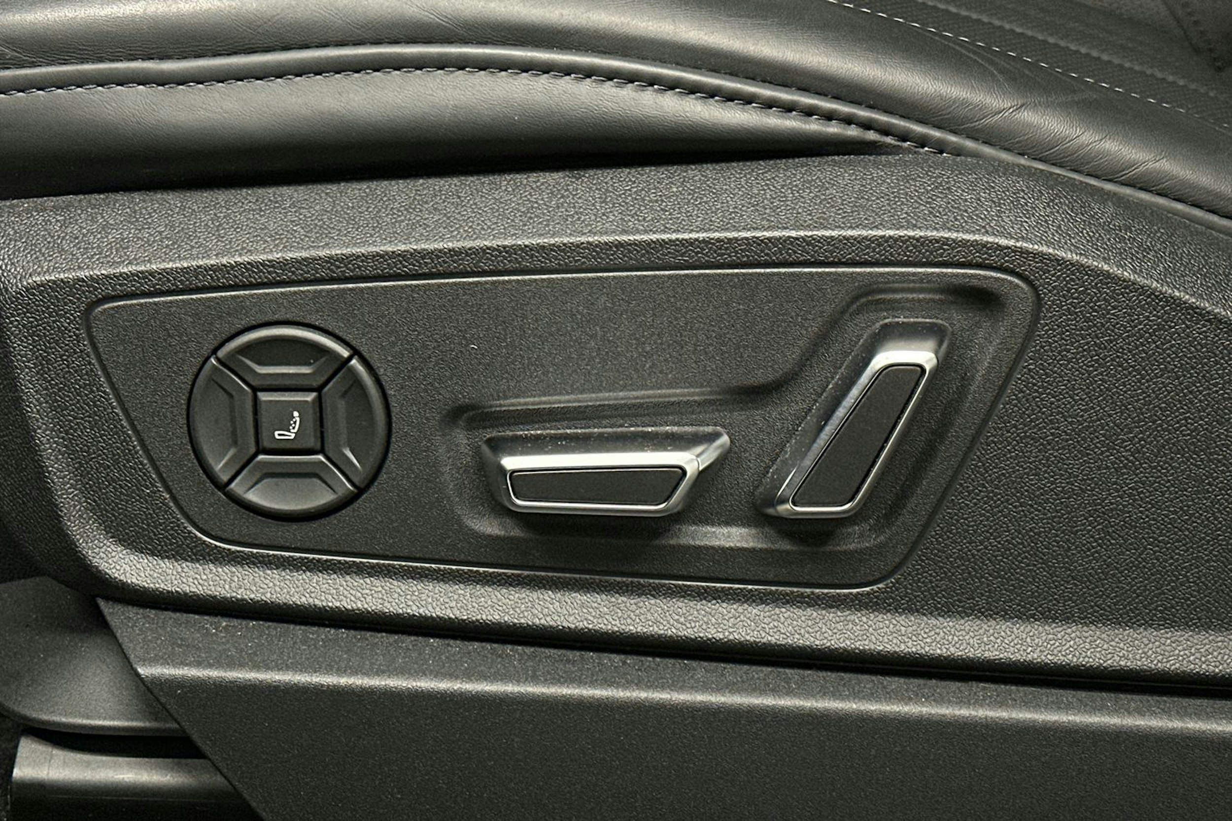 met. sininen Audi e-tron 2023 kuva 17.