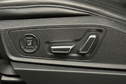 met. sininen Audi e-tron 2023 kuva 17.