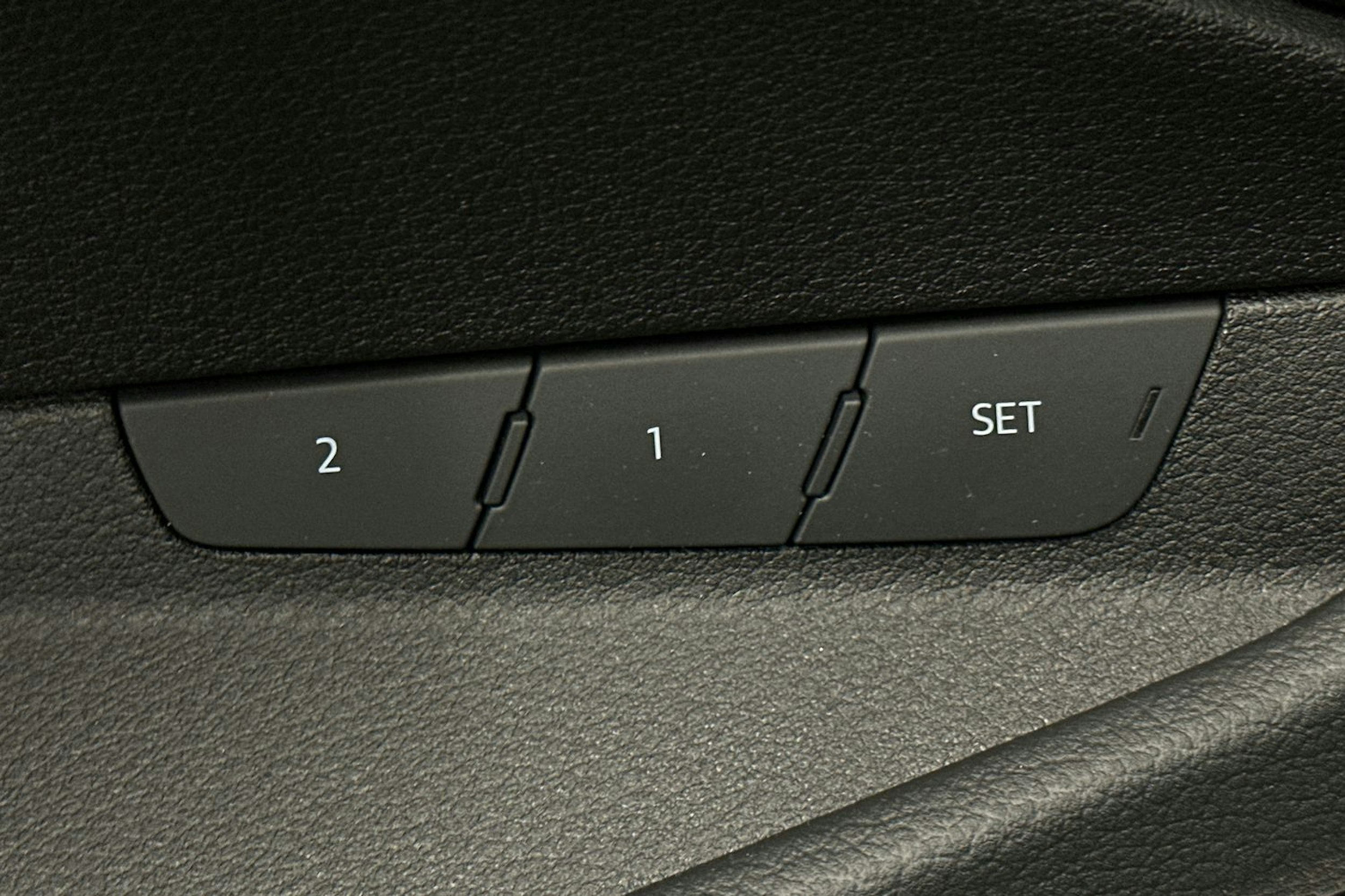 met. sininen Audi e-tron 2023 kuva 18.