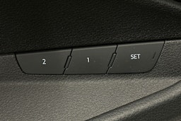 met. sininen Audi e-tron 2023 kuva 18.