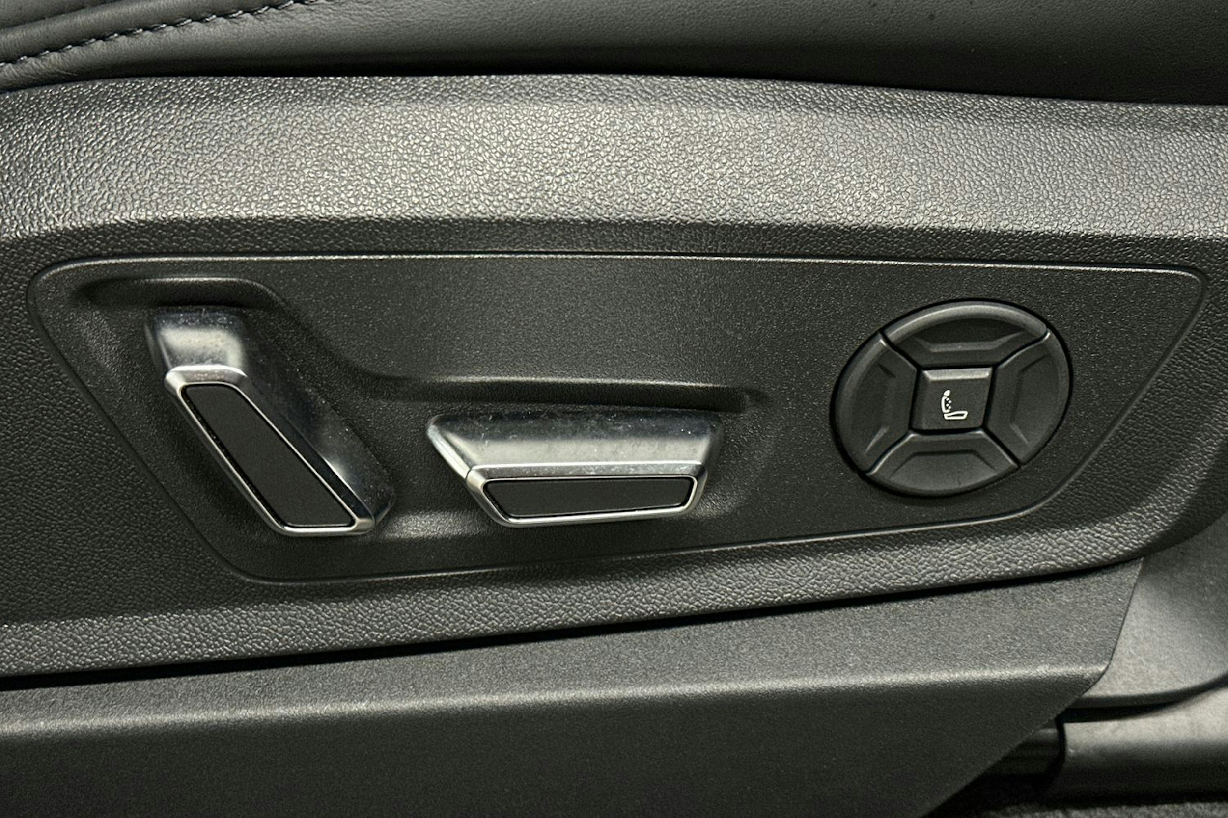 met. sininen Audi e-tron 2023 kuva 19.