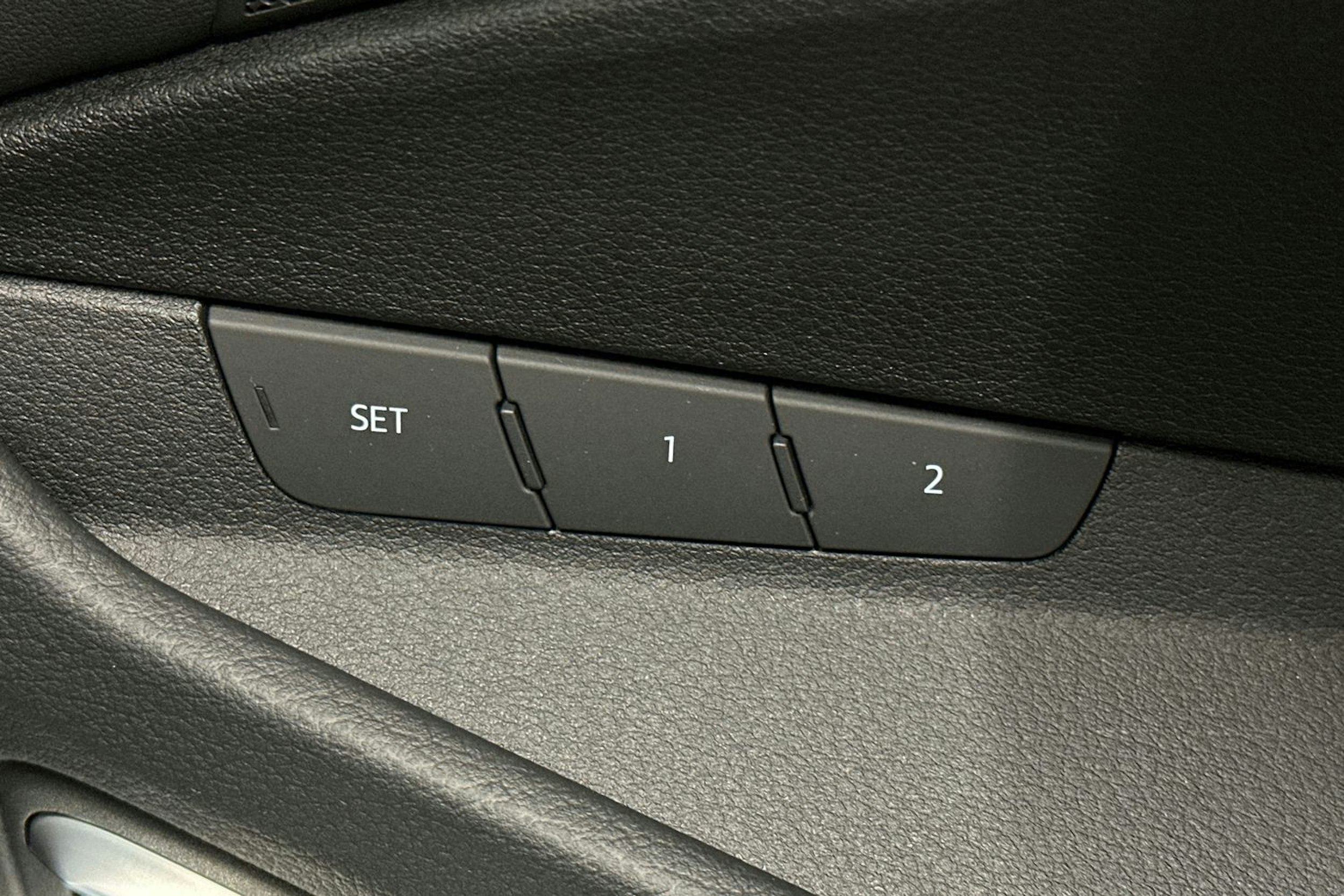 met. sininen Audi e-tron 2023 kuva 20.