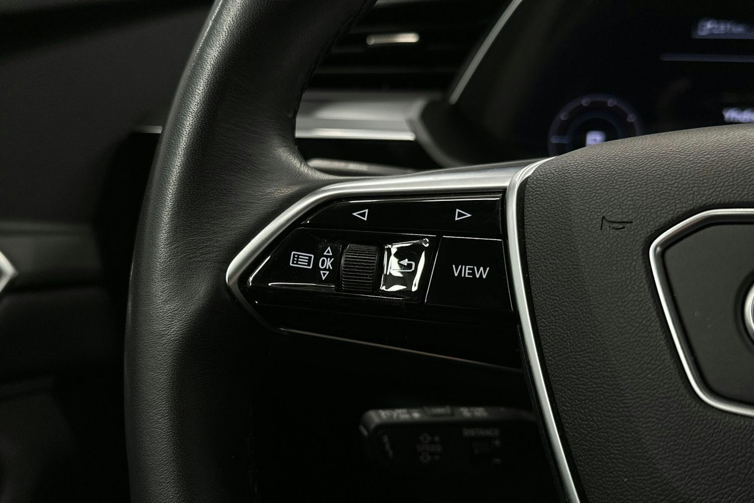 met. sininen Audi e-tron 2023 kuva 21.