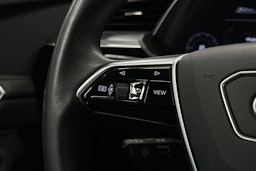 met. sininen Audi e-tron 2023 kuva 21.