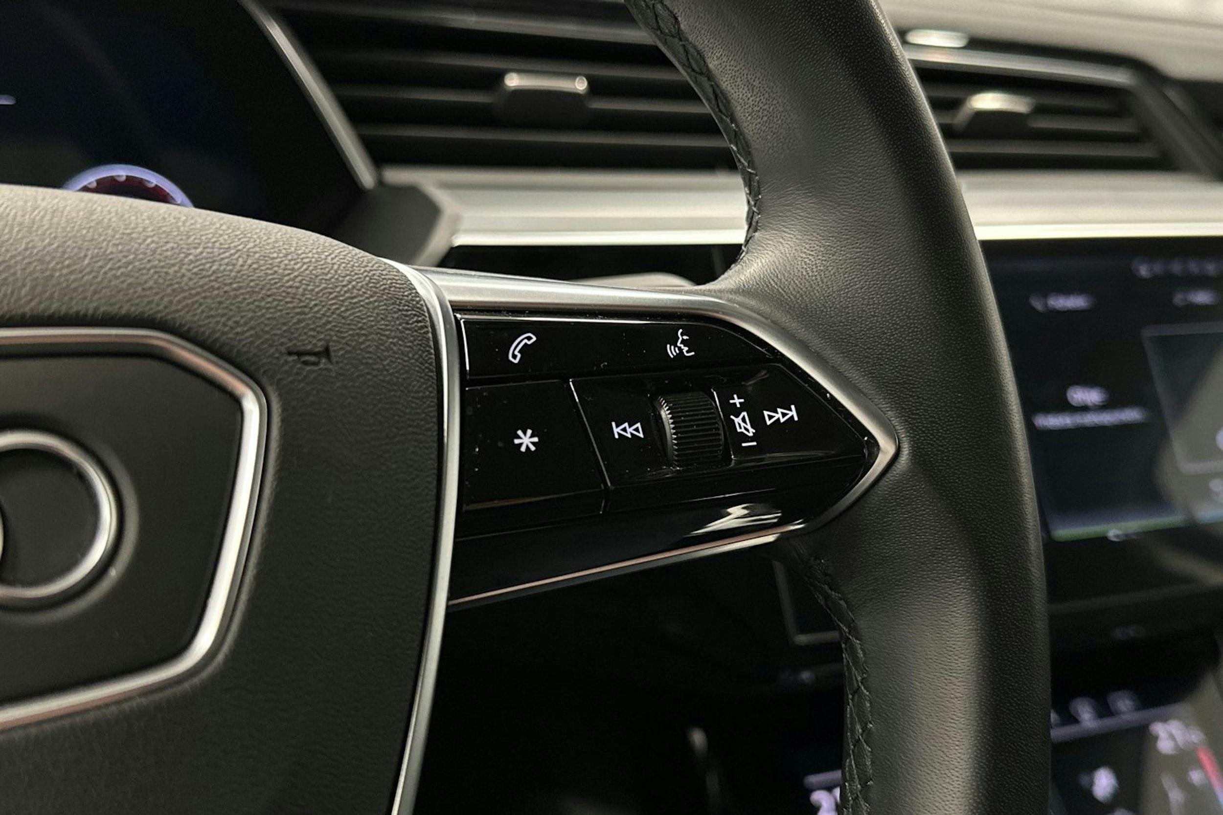 met. sininen Audi e-tron 2023 kuva 22.