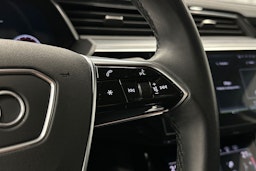 met. sininen Audi e-tron 2023 kuva 22.