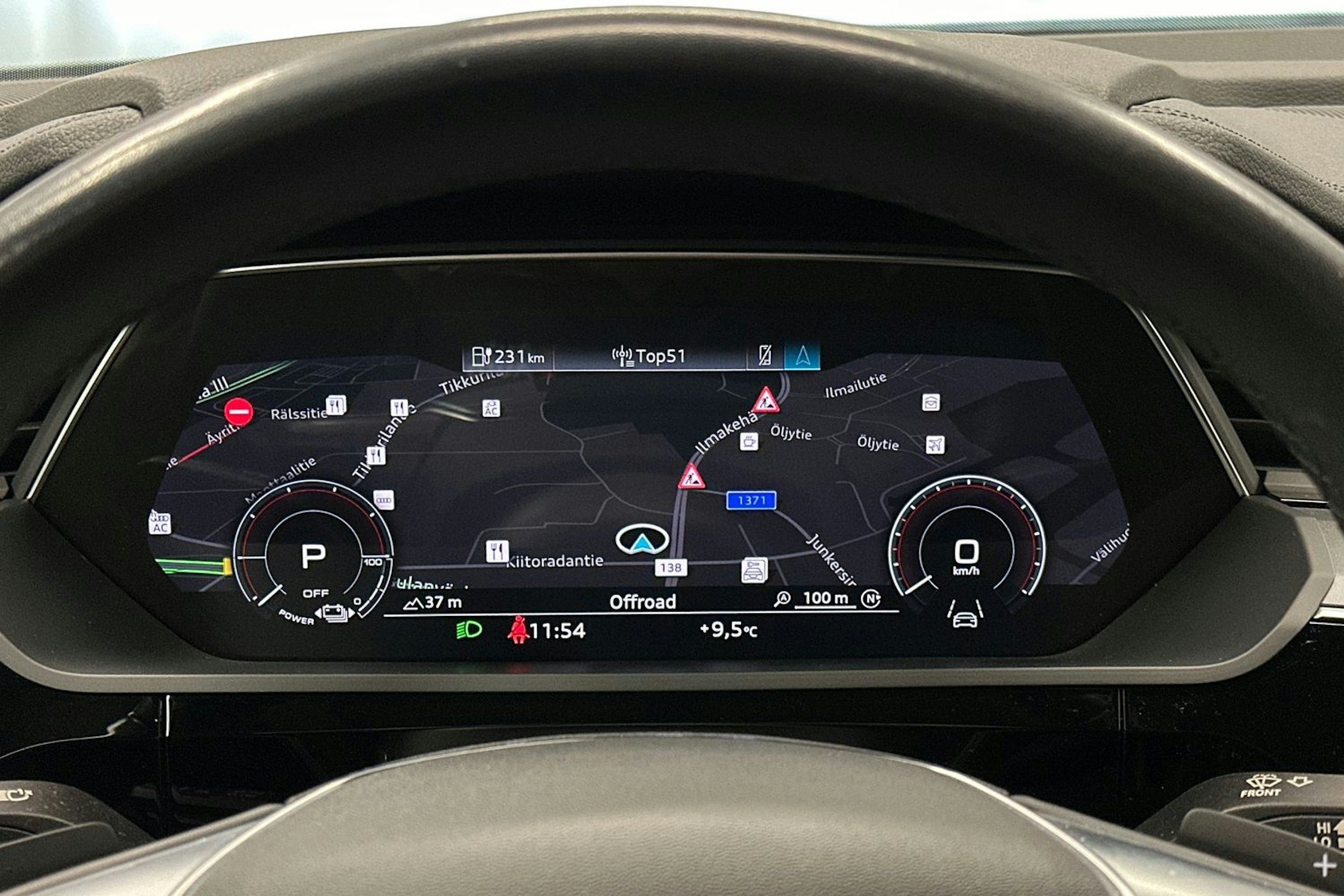 met. sininen Audi e-tron 2023 kuva 24.