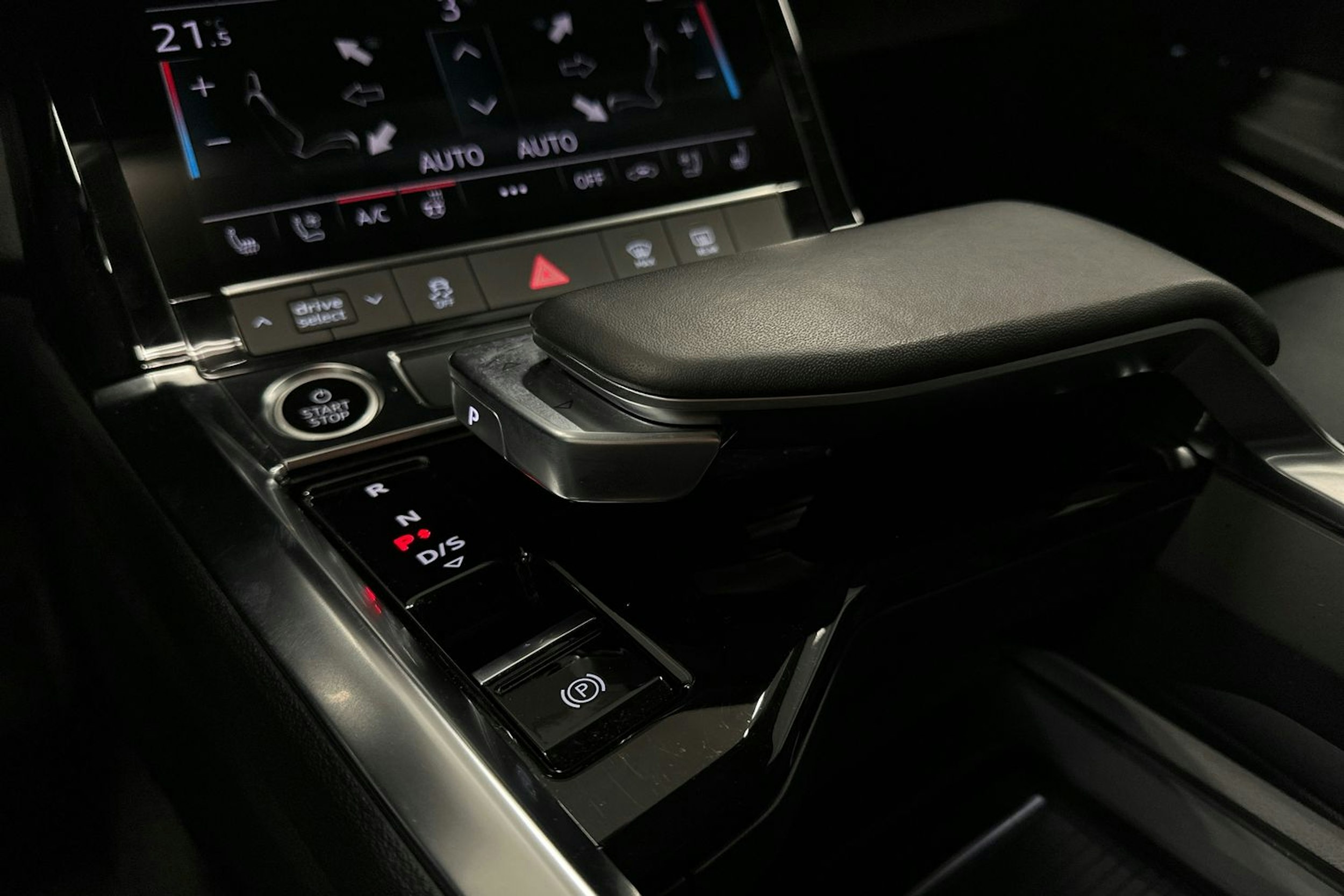 met. sininen Audi e-tron 2023 kuva 25.