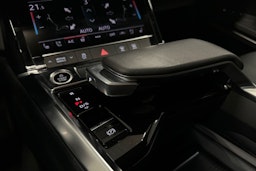 met. sininen Audi e-tron 2023 kuva 25.