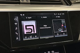 met. sininen Audi e-tron 2023 kuva 27.