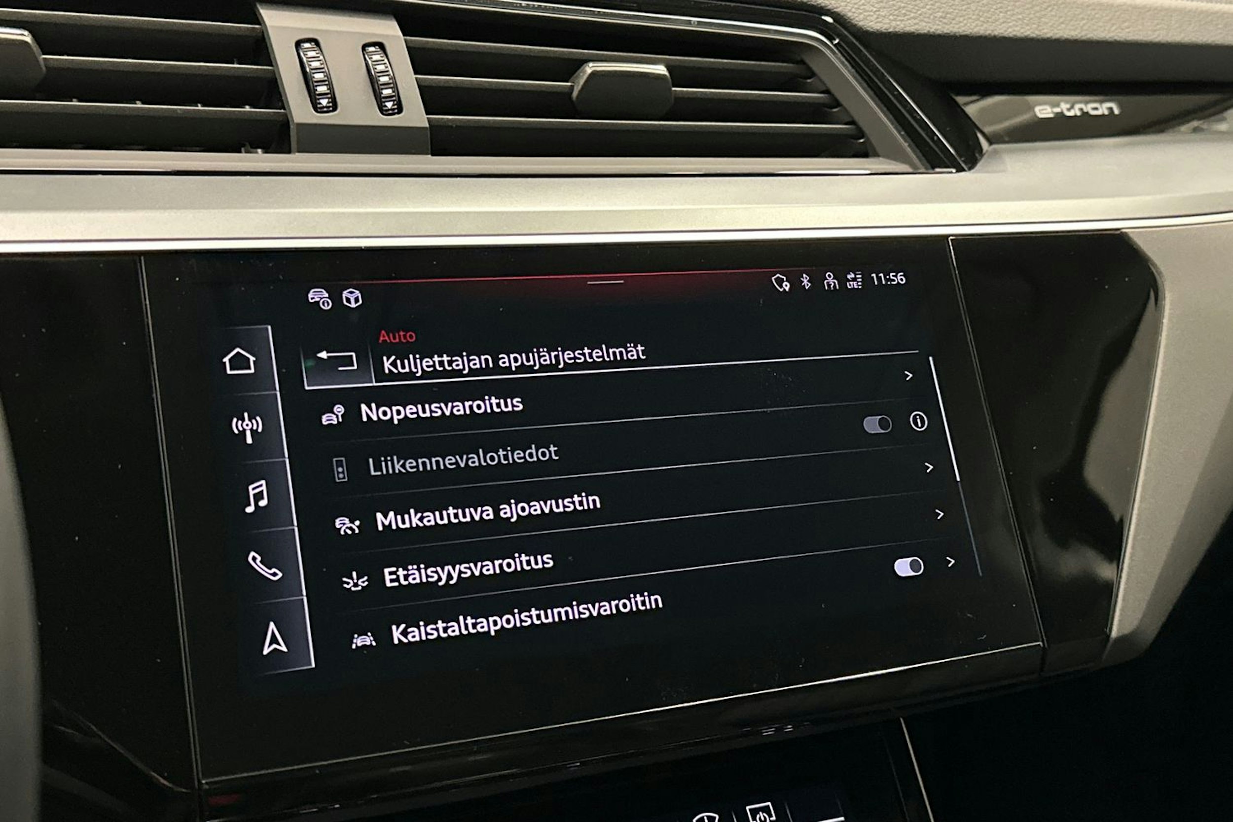 met. sininen Audi e-tron 2023 kuva 29.