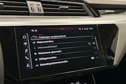 met. sininen Audi e-tron 2023 kuva 29.
