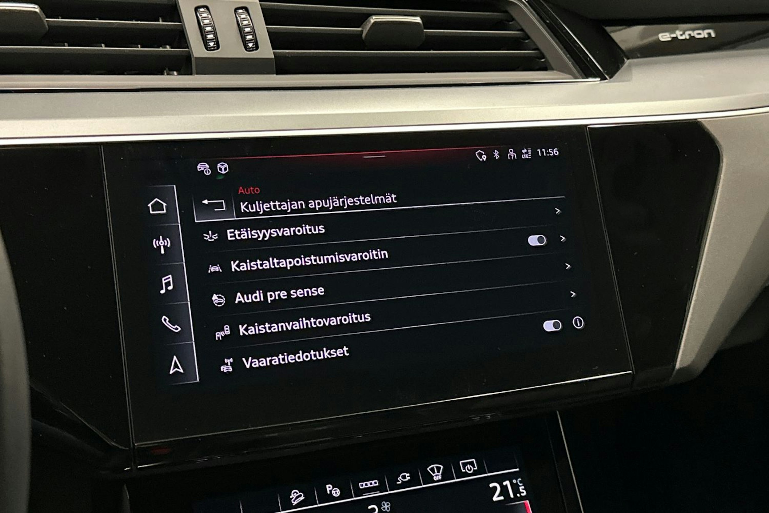 met. sininen Audi e-tron 2023 kuva 30.