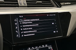 met. sininen Audi e-tron 2023 kuva 30.
