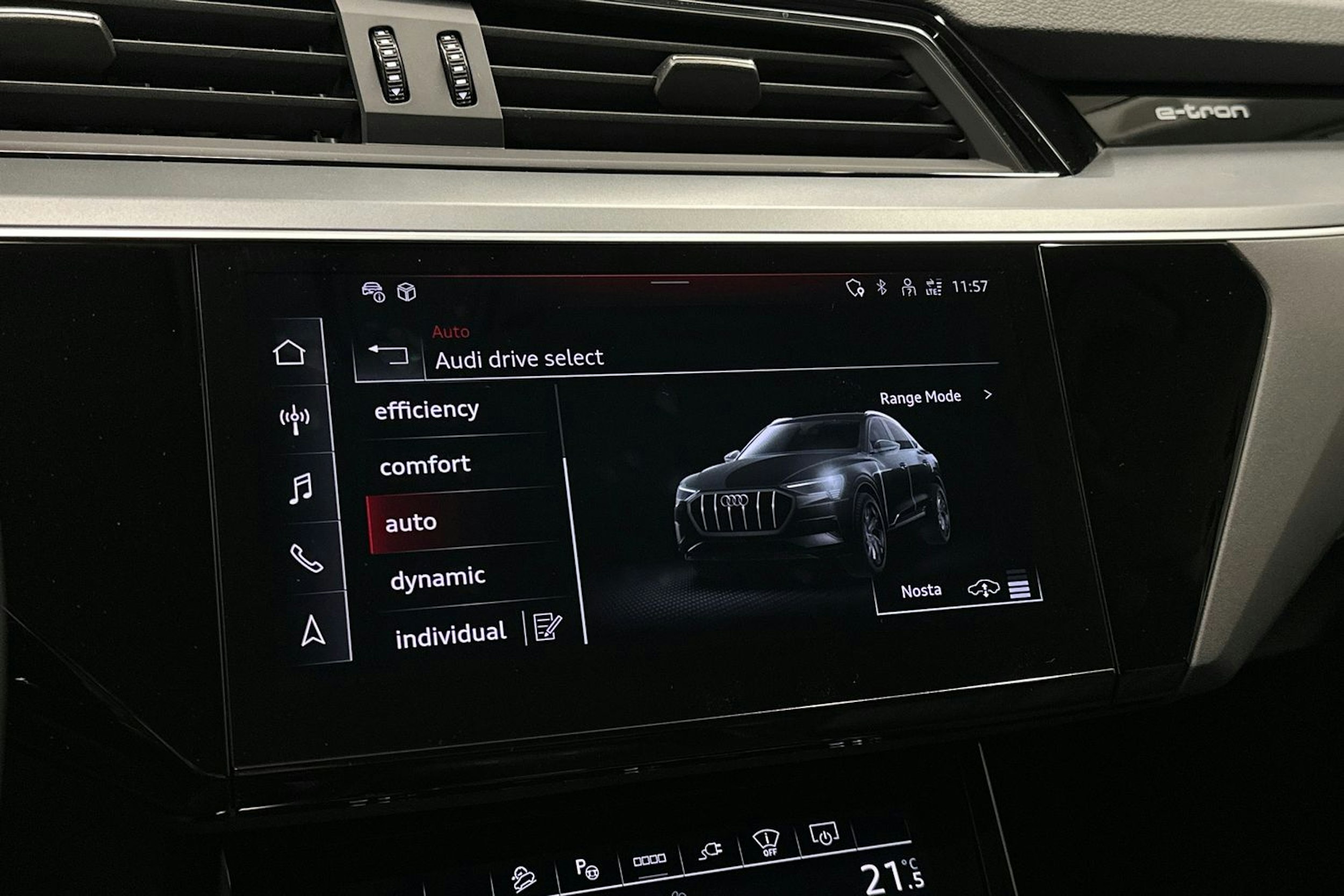 met. sininen Audi e-tron 2023 kuva 32.