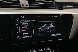 met. sininen Audi e-tron 2023 kuva 32.