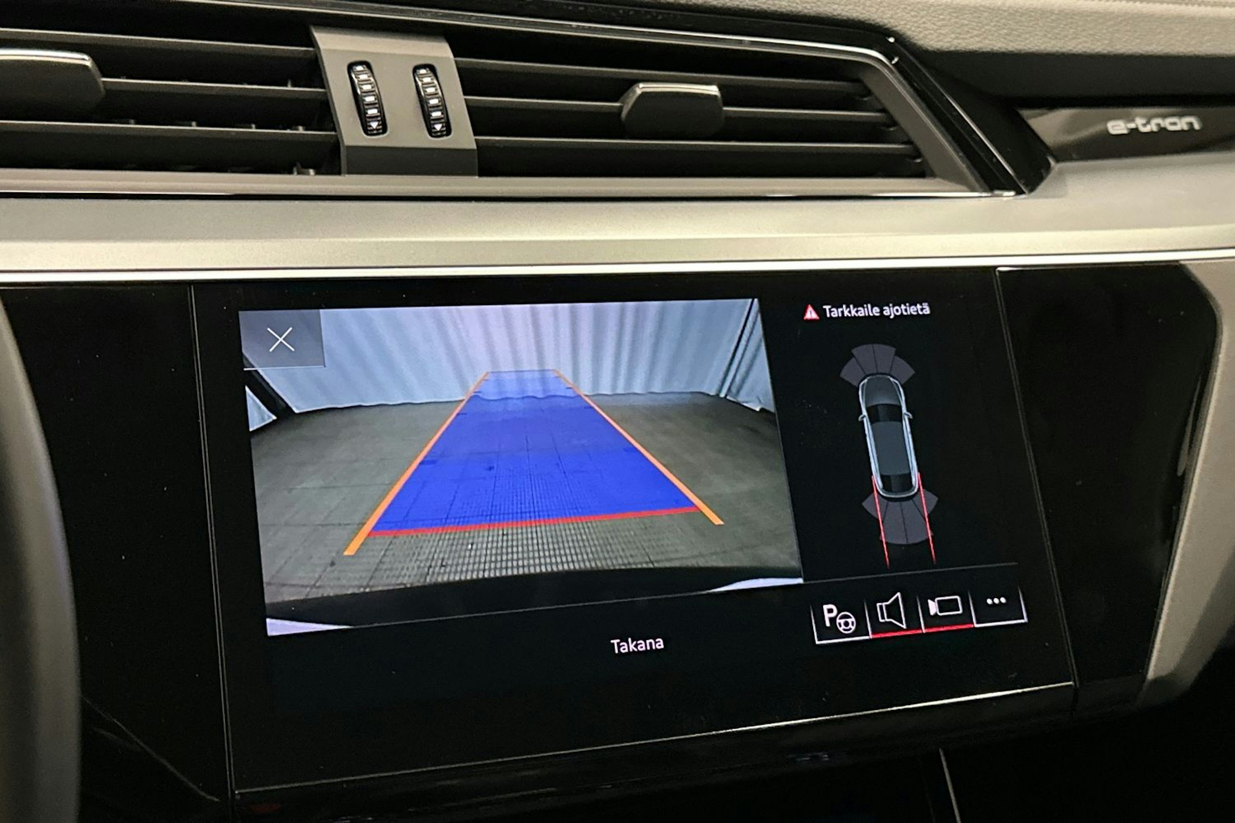 met. sininen Audi e-tron 2023 kuva 33.