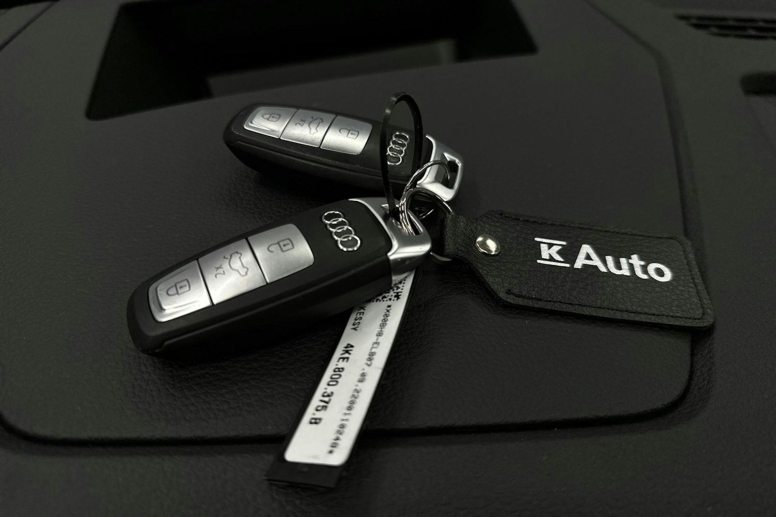 met. sininen Audi e-tron 2023 kuva 35.