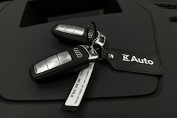met. sininen Audi e-tron 2023 kuva 35.