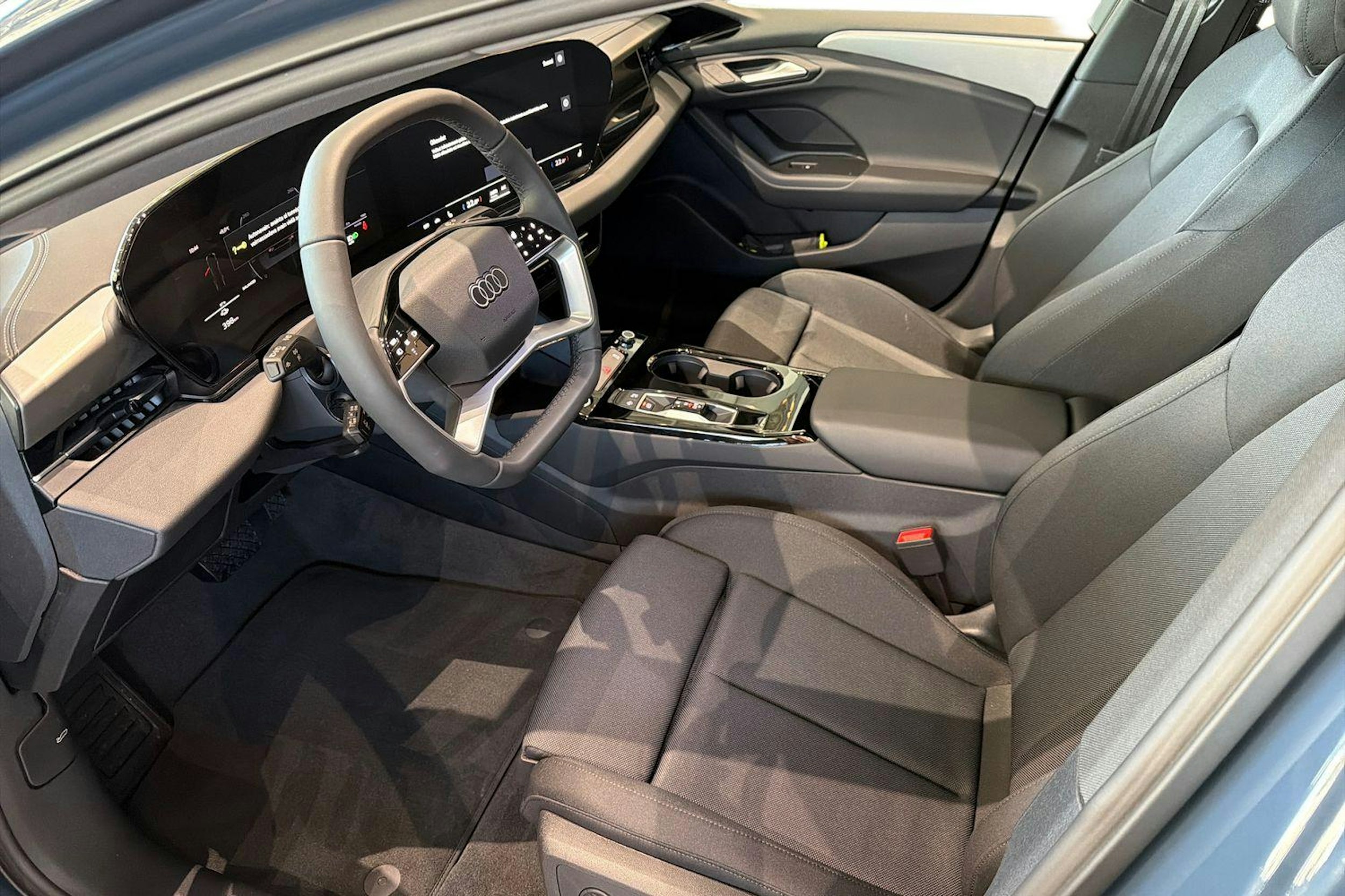 sininen Audi e-tron 2025 kuva 6.