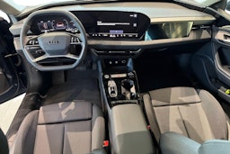 sininen Audi e-tron 2025 kuva 7.