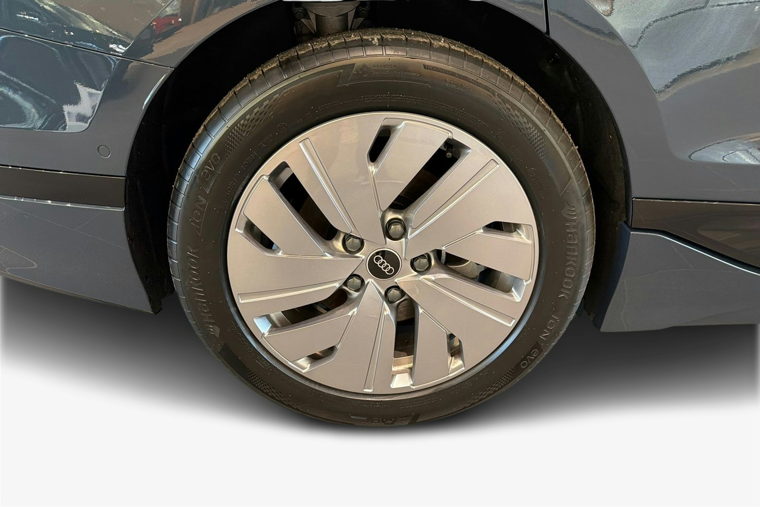 sininen Audi e-tron 2025 kuva 9.