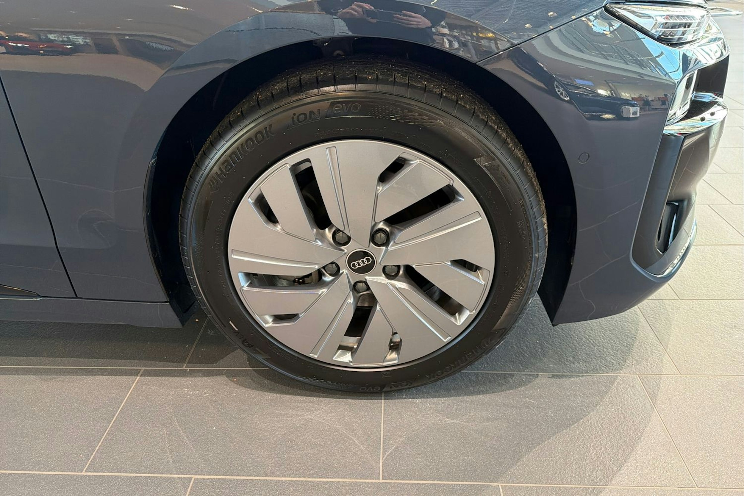 sininen Audi e-tron 2025 kuva 10.