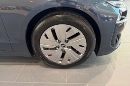 sininen Audi e-tron 2025 kuva 10.