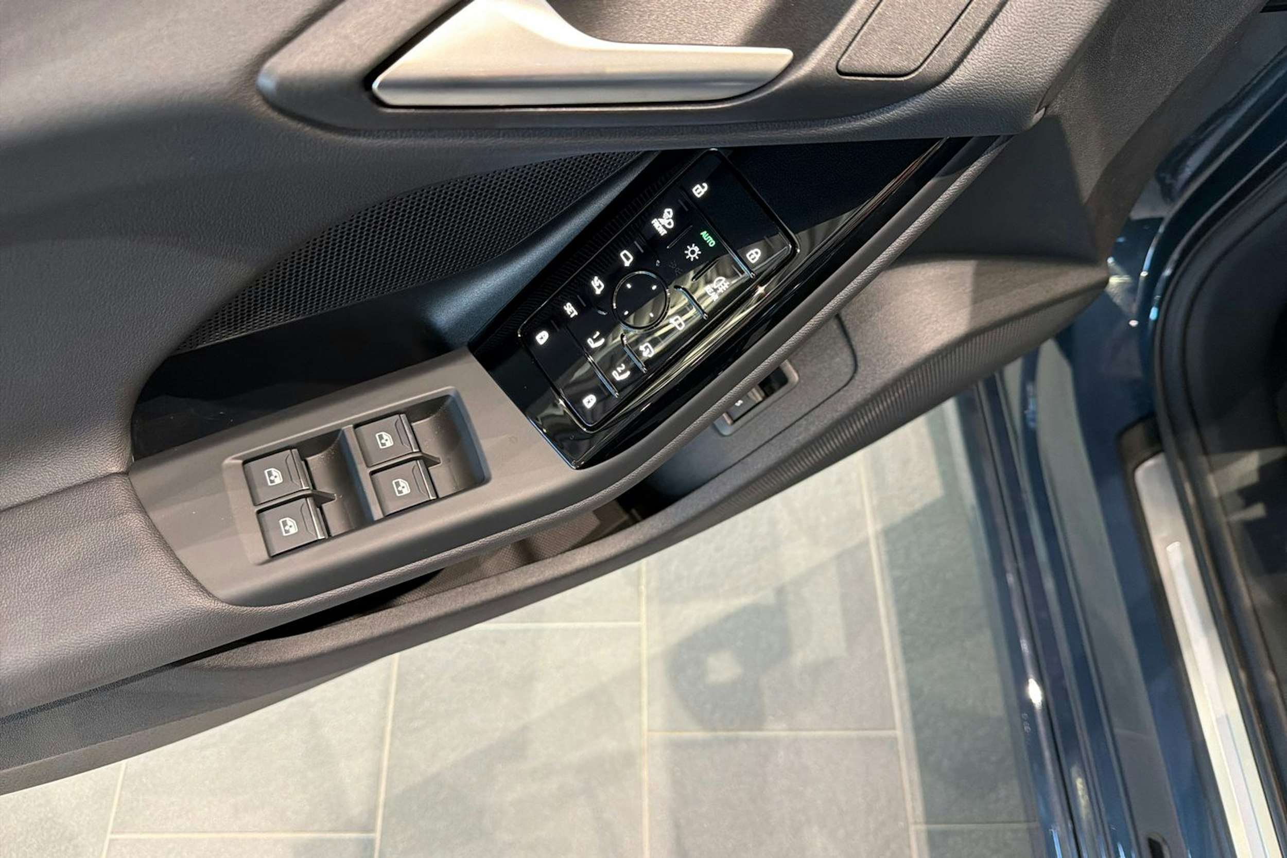 sininen Audi e-tron 2025 kuva 11.