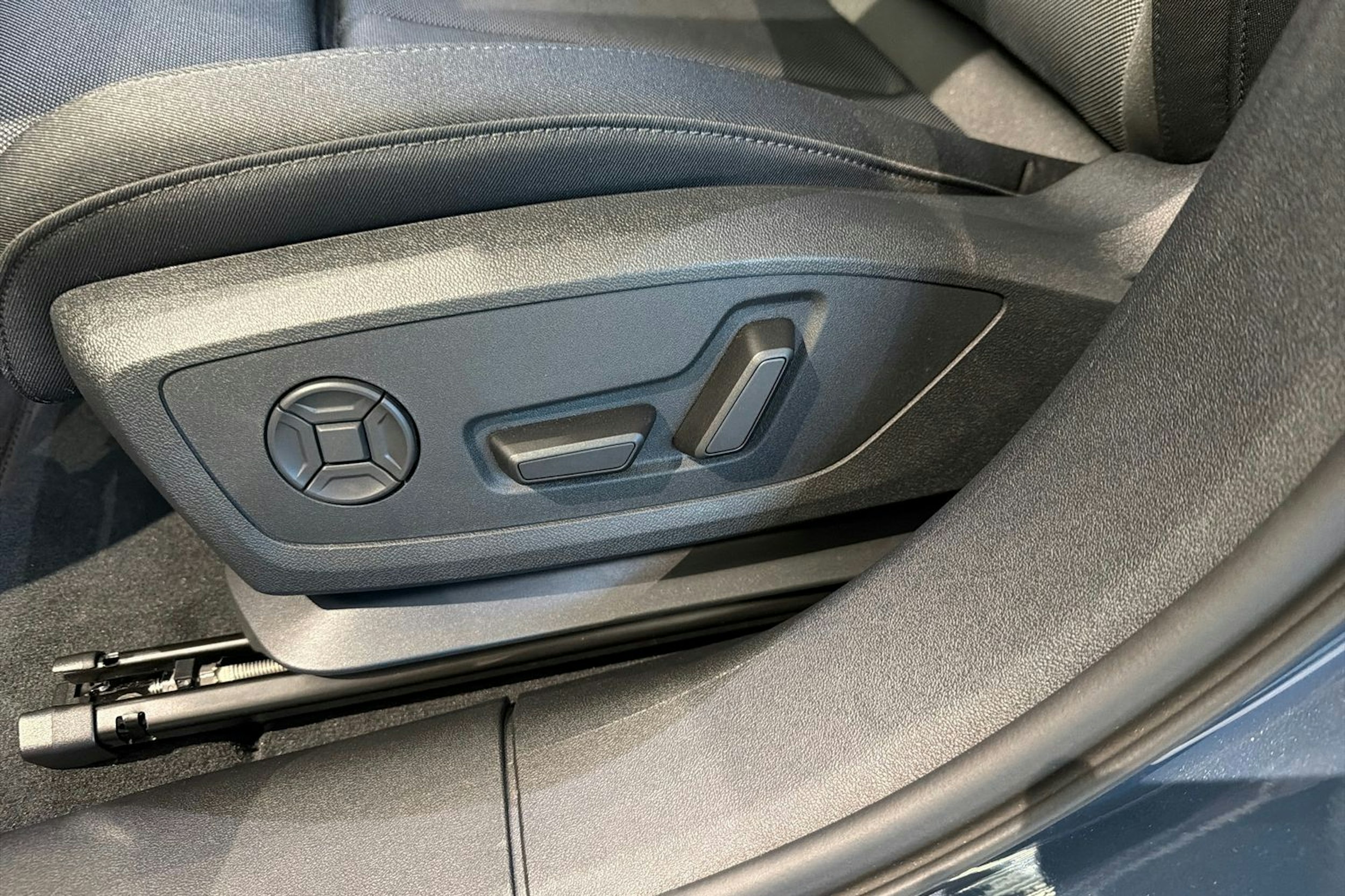 sininen Audi e-tron 2025 kuva 12.